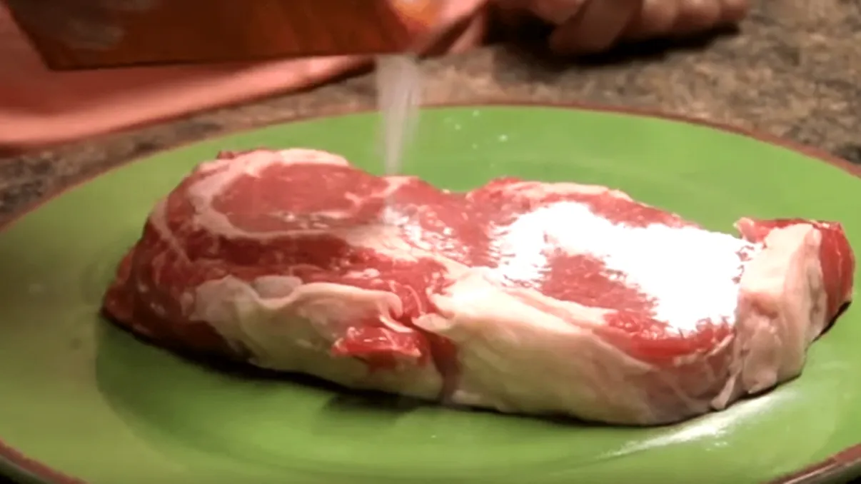 Ce se întâmplă dacă pui bicarbonat peste carnea crudă. Ăsta e trucul gospodinelor de la țară