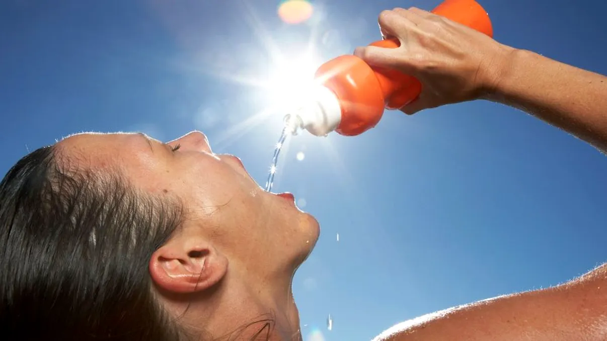 Ce se întâmplă în corpul tău când nu bei apă. Mare atenție, nu face această greșeală