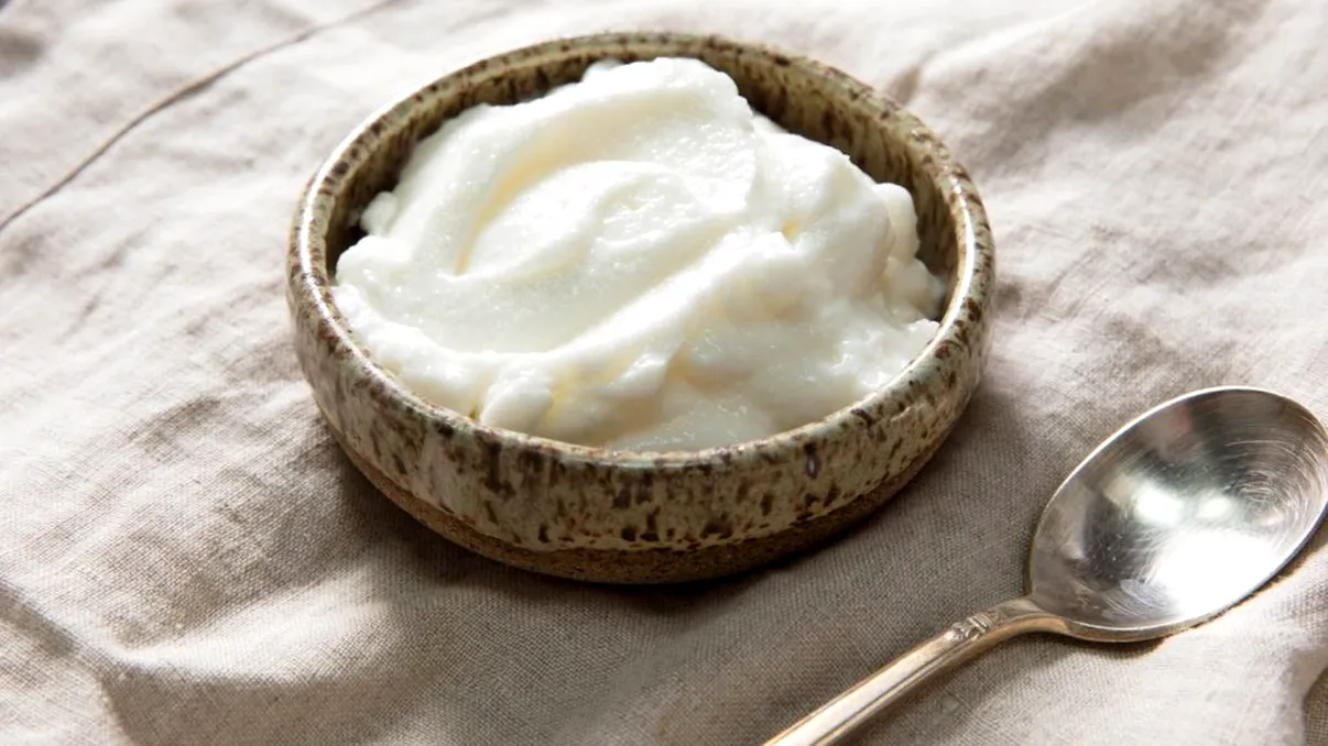 Cum faci sos libanez de usturoi. Ingredientul surpriză care îl face de nota 10