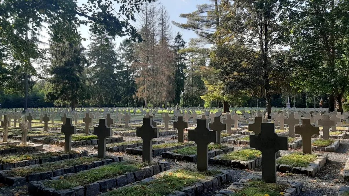 Monument funerar descoperit în mijlocul unui cartier, după ploile puternice. Cine a murit aici, de fapt