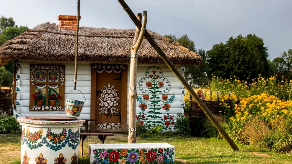 Satul pictat care seamănă cu Cimitirul Vesel de la Săpânţa. Ținutul pare desprins din poveştile copilăriei