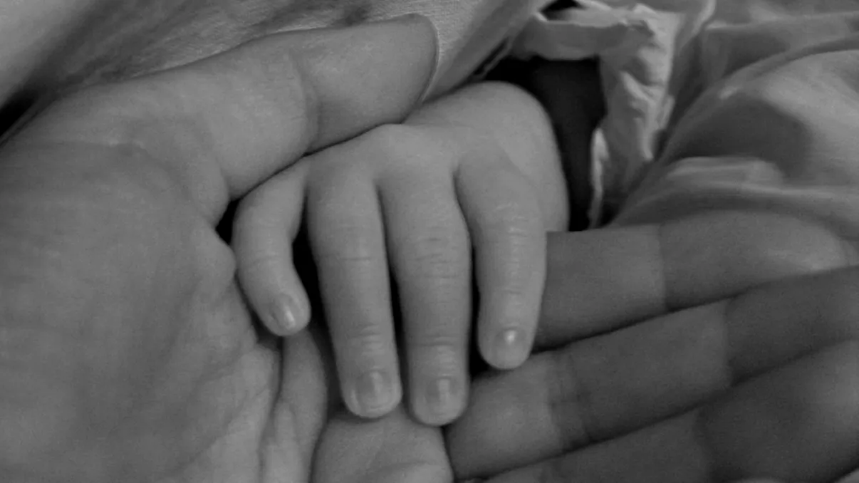 Copilul care a avut 50 de mame. Totul despre bebelușii din orfelinate închiriați pentru practică