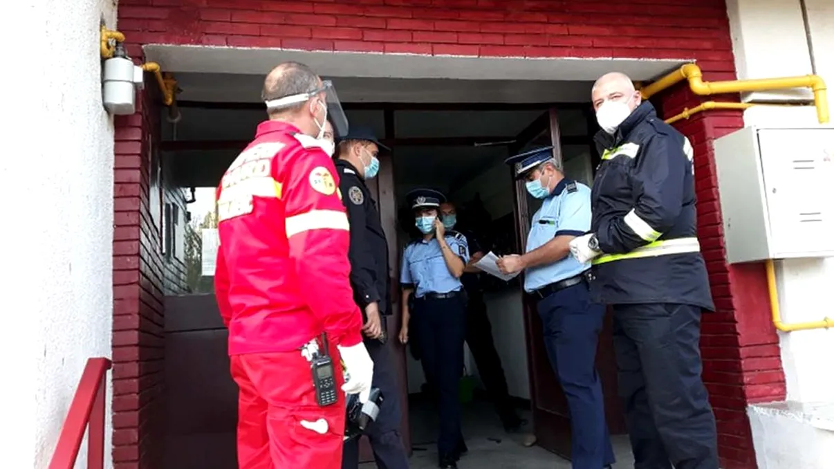 Dramă într-o familie monoparentală. Doi frați de 5 și 7 ani au stat cu mama moartă în casă zile în șir. Un profesor a alertat poliția