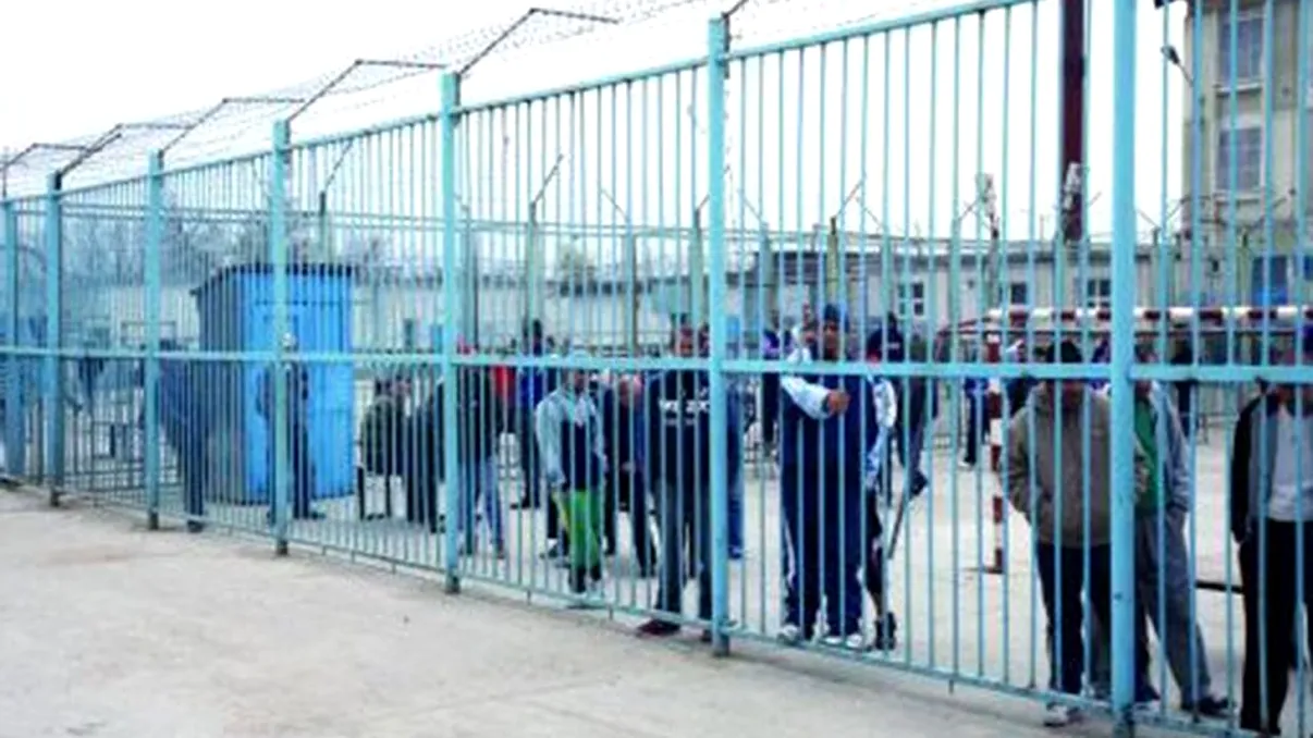 Milioane de pensionari trăiesc în sărăcie, dar un deținut dă Statul în judecată pentru că i se dă prea puțină carne la masă