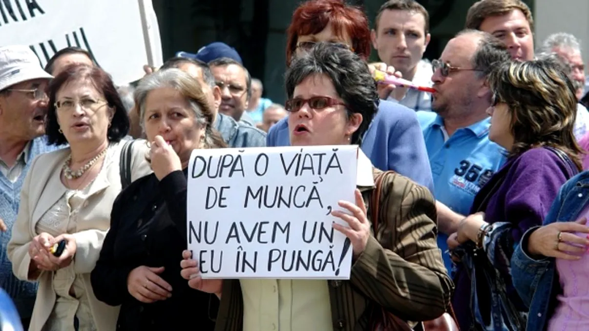 Pensionarii au ieșit în stradă! Se întâmplă chiar acum, la Piața Victoriei