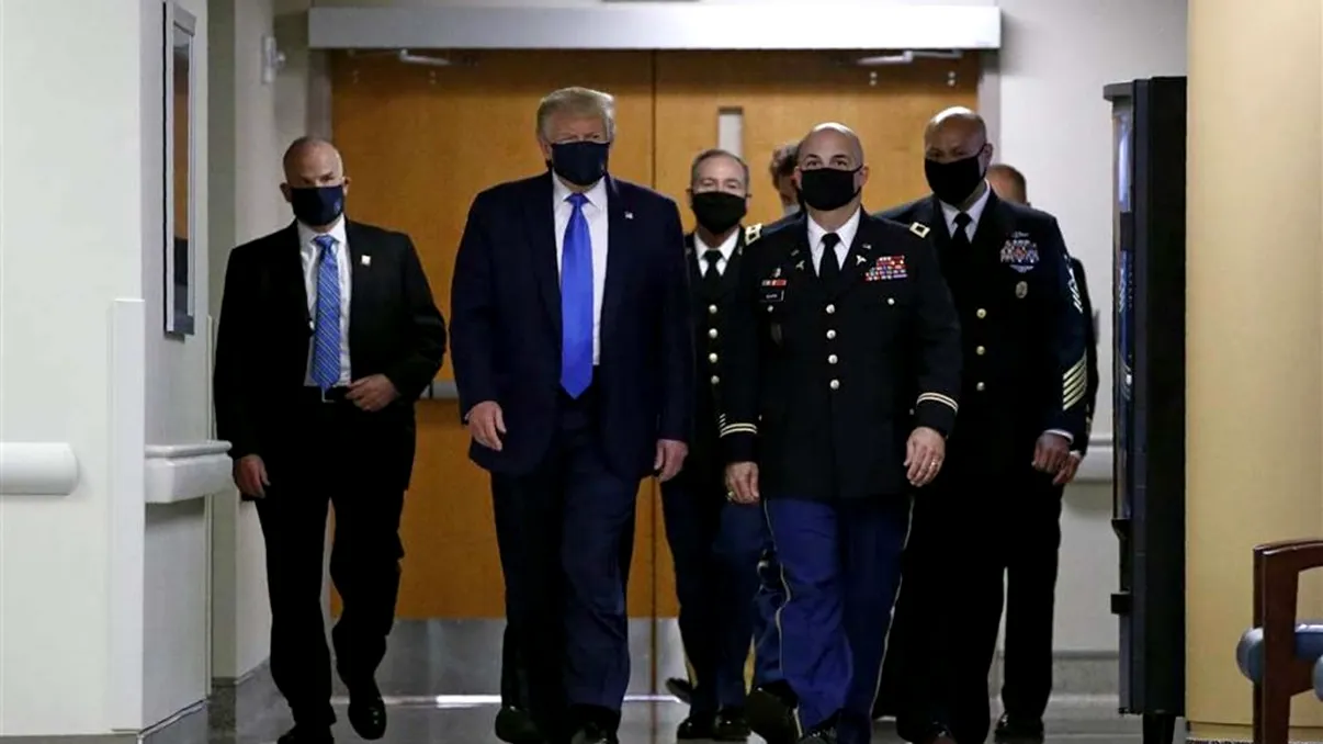 Donald Trump, aspru criticat după ce a ieșit din spital pentru a-și saluta susținătorii. Care a fost reacția oamenilor. VIDEO