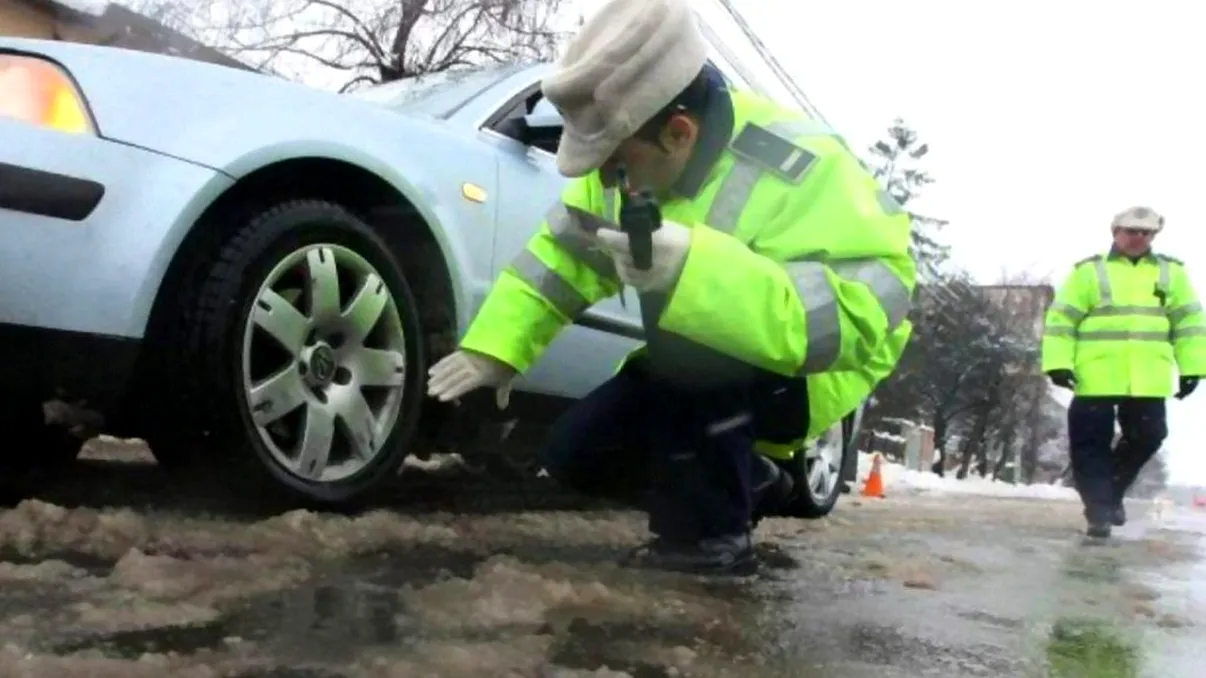 Atenție, români! Amendă de 750 de lei chiar dacă ai cauciucuri de iarnă. Greșeala pe care o fac șoferii