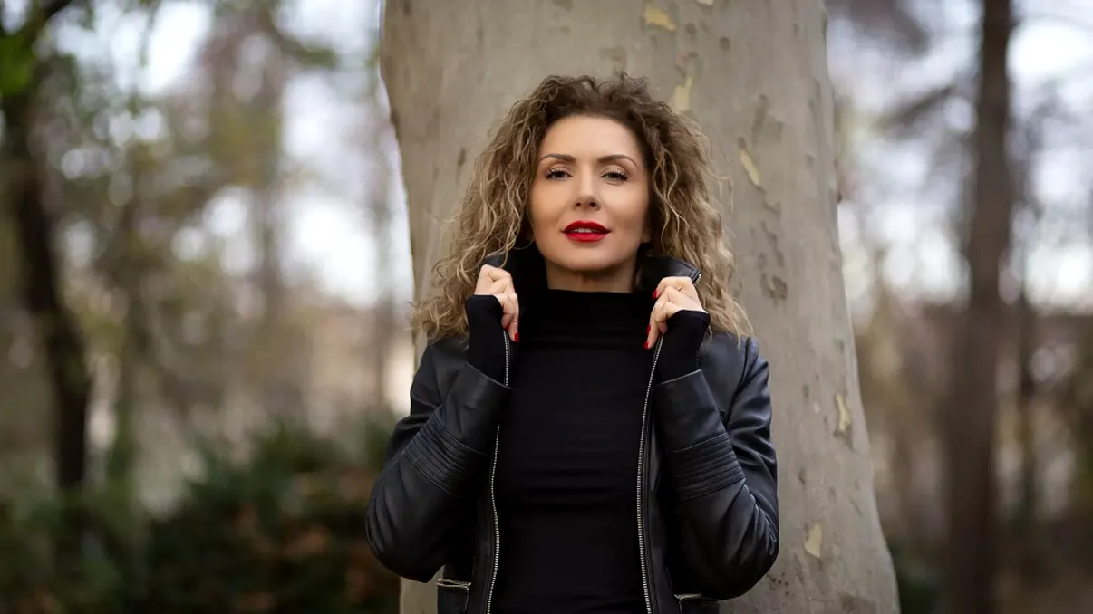 Carmen Brumă, dezbrăcată pe internet. Iubita lui Mircea Badea a apărut fără sutien și toată lumea a văzut-o