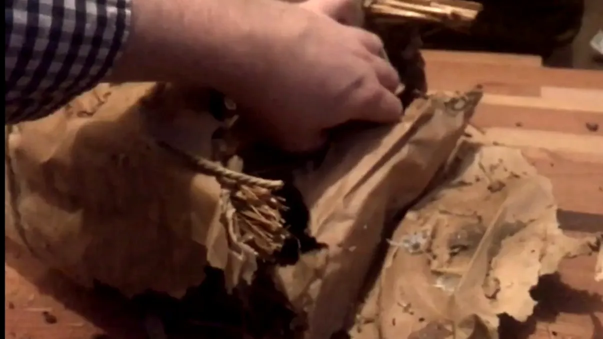 Ce a găsit un cuplu în zidul casei. Descoperire uluitoare: este vechi de zeci de ani