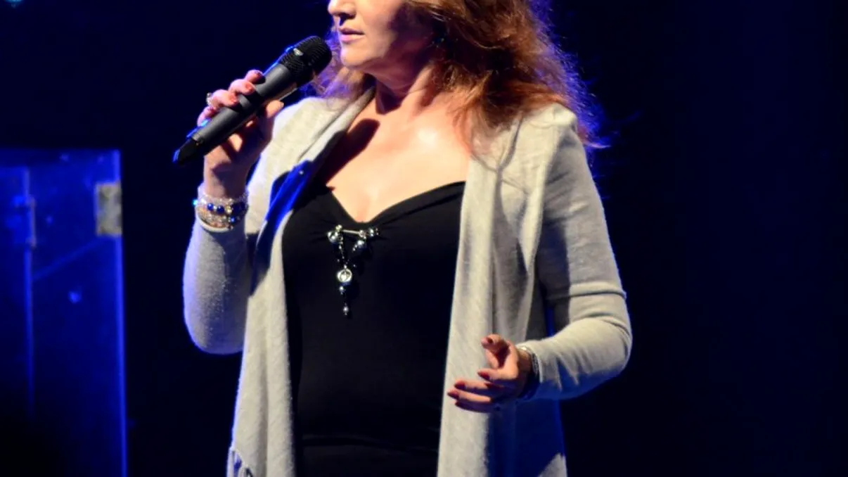 Cântăreața din România care s-a zvârcolit în chinuri, fără să sune la 112: “Gustul și mirosul au dispărut