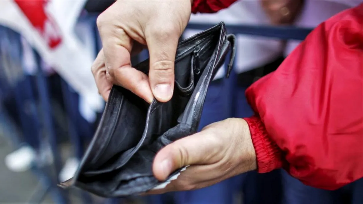 Dezastrul economic bate la ușa românilor. Mii și mii de oameni ajung pe străzi