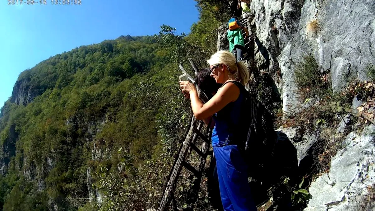 Localitatea din România unde ajungi doar pe scară. Care este explicația inedită