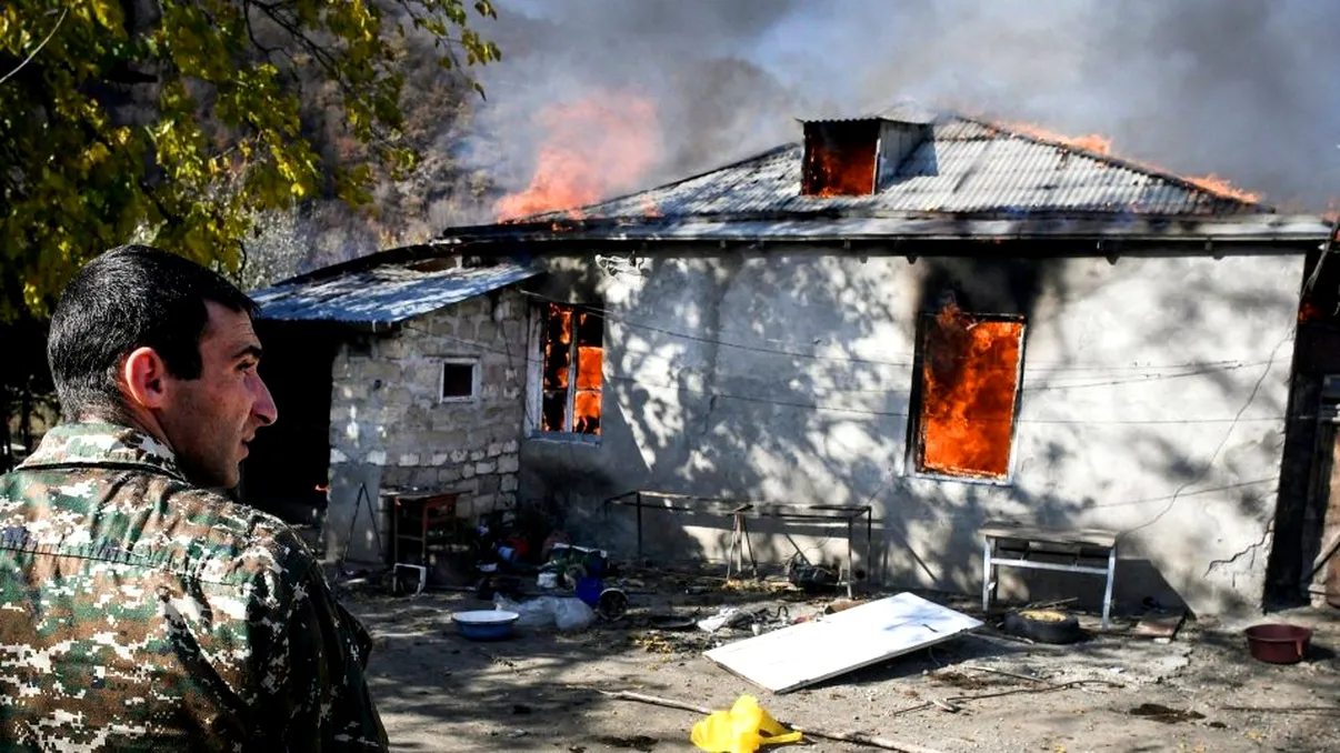 Tactica ”pământului pârjolit”. Oamenii își dau foc la case și mută chiar și mormintele. De ce