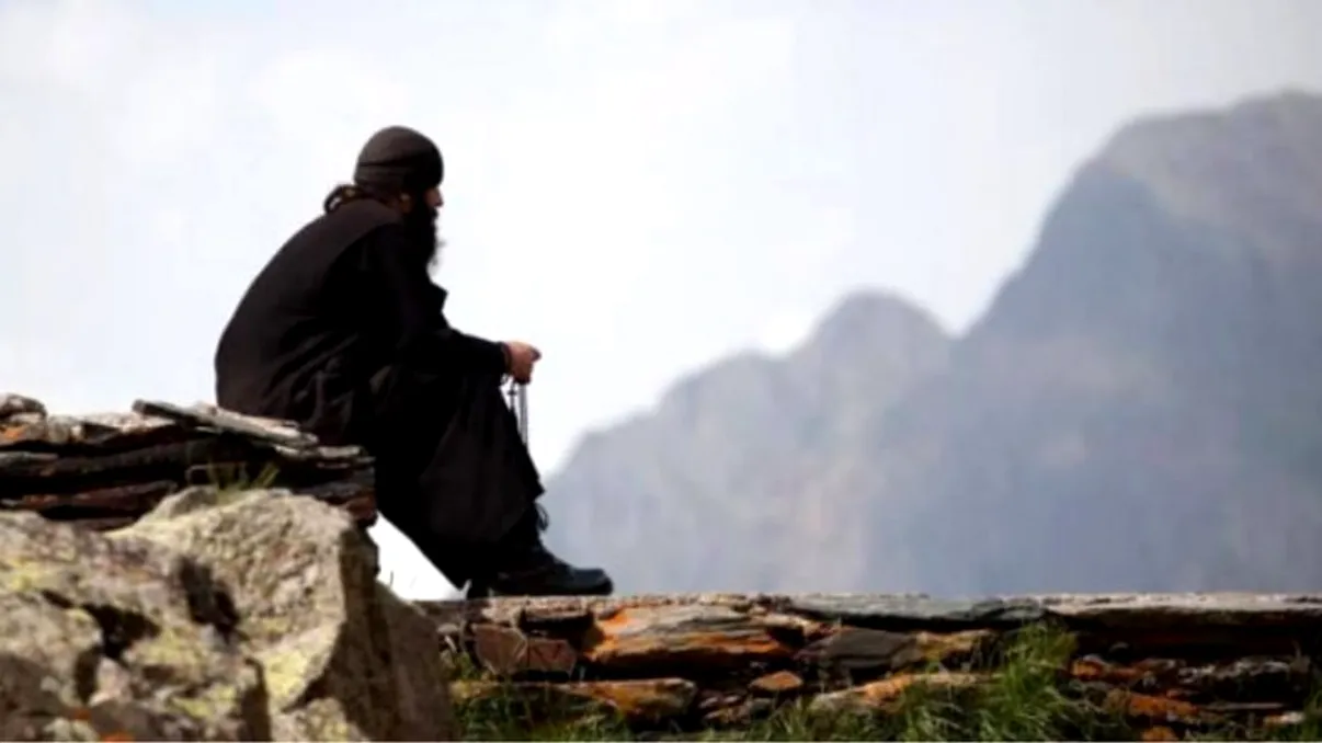 Profeţia părintelui Alexandru pentru România: ”Deasupra Bucureştiului va flutura drapelul sfârtecat, iar poporul se va răscula”