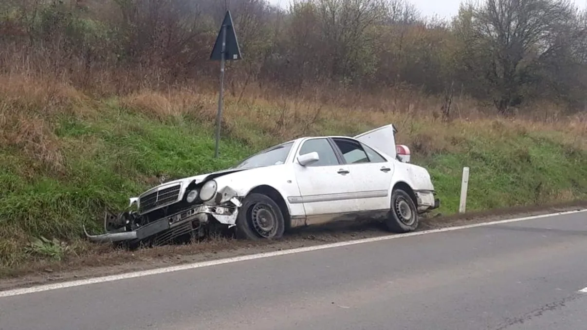 Mașină, avariată și căzută în șant. Poliția, în stare de șoc când au legitimat șoferul