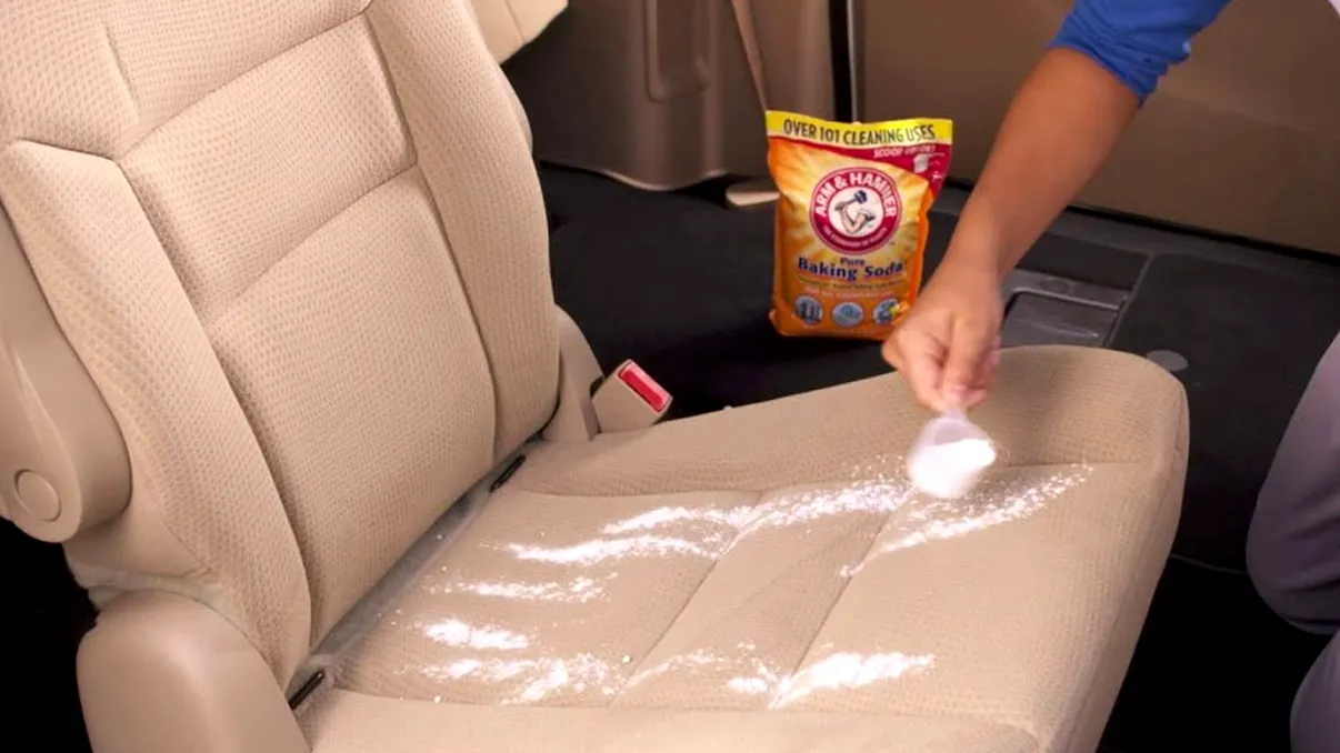 A pus bicarbonat de sodiu pe tapițeria mașinii și a rămas mască. Ce s-a întâmplat în 5 minute e uluitor