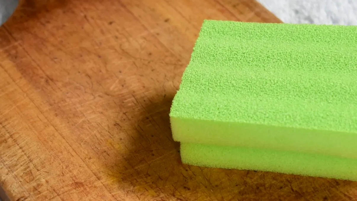 Ce se întâmplă dacă pui bicarbonat de sodiu pe bureții de vase. Este o mare surpriză