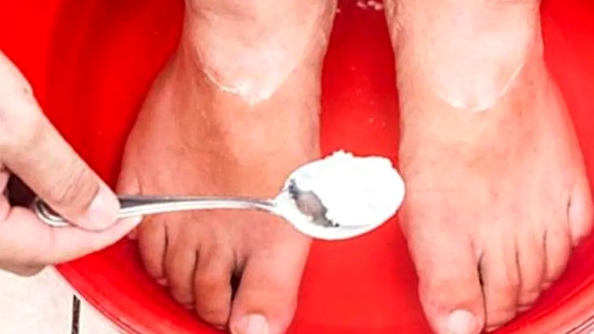 S-a spălat cu sare și bicarbonat pe tălpi. Efectul uluitor observat când s-a uitat la călcâie