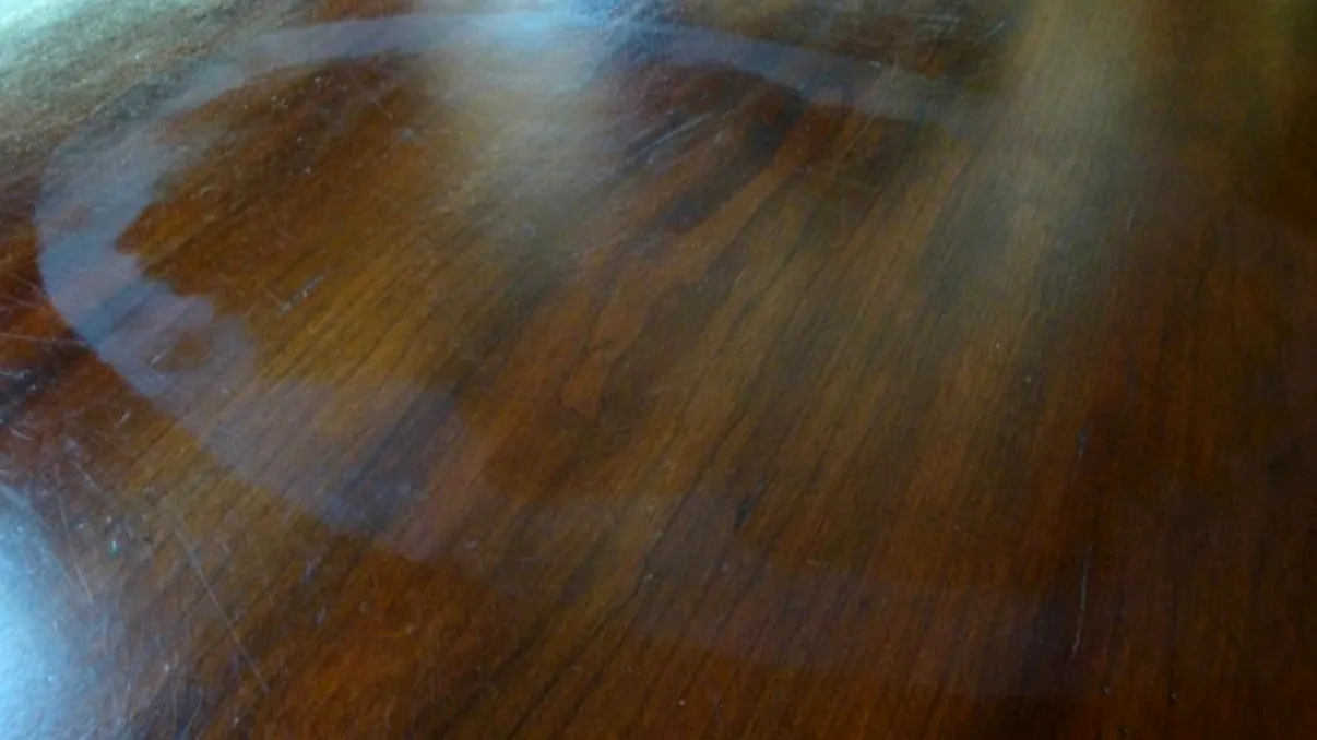 Cum scoți petele de apă de pe mobilă. Ingredientele care elimină cercurile albe instant!