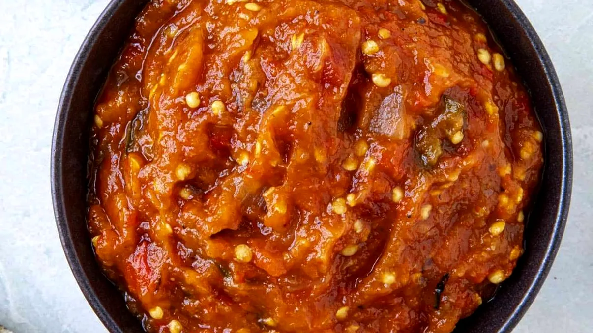 Cum faci acasă cea mai bună zacuscă. Rețeta simplă pentru sezonul rece