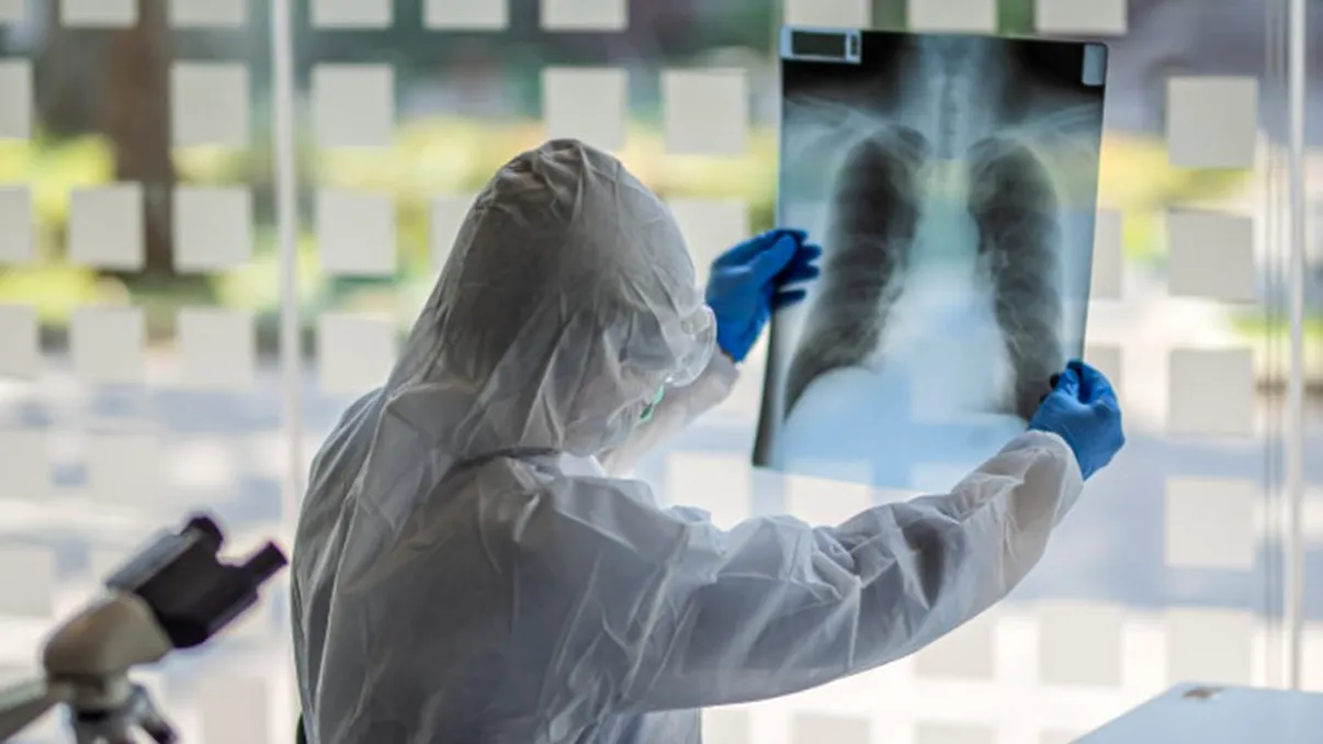 Gest uriaș în plină pandemie. Schema de tratament pentru COVID-19, publicată de un medic celebru: 