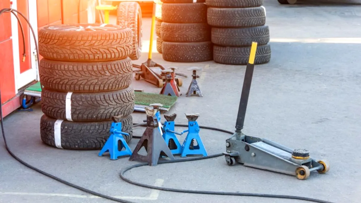 Un șofer a murit în timp ce schimba roata. Greșeala fatală care i-a curmat viața