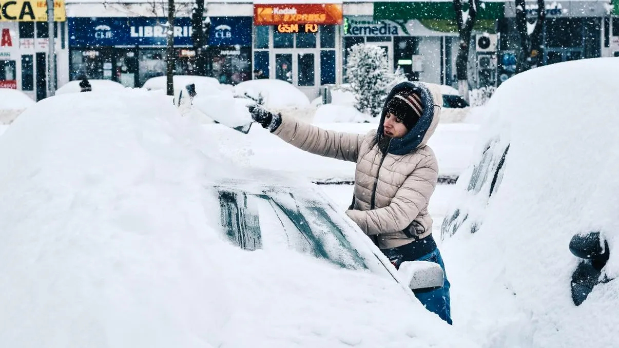 Toți șoferii trebuie să afle. Cum deszăpezești mașina în mai puțin de un minut