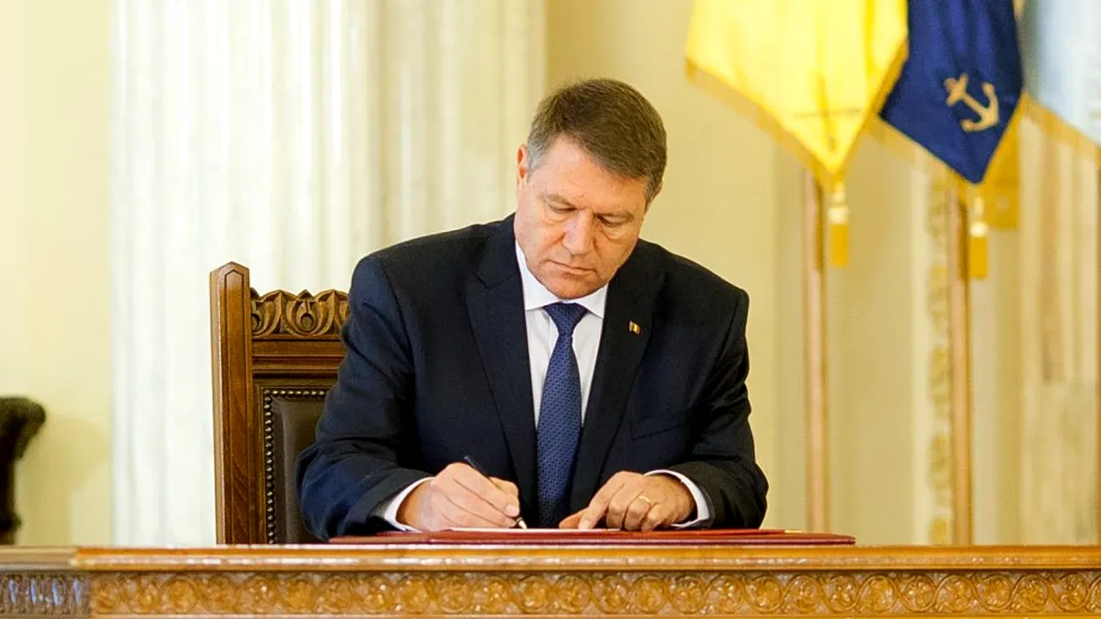 Klaus Iohannis a semnat decretul. Ce români ies la pensie chiar de azi