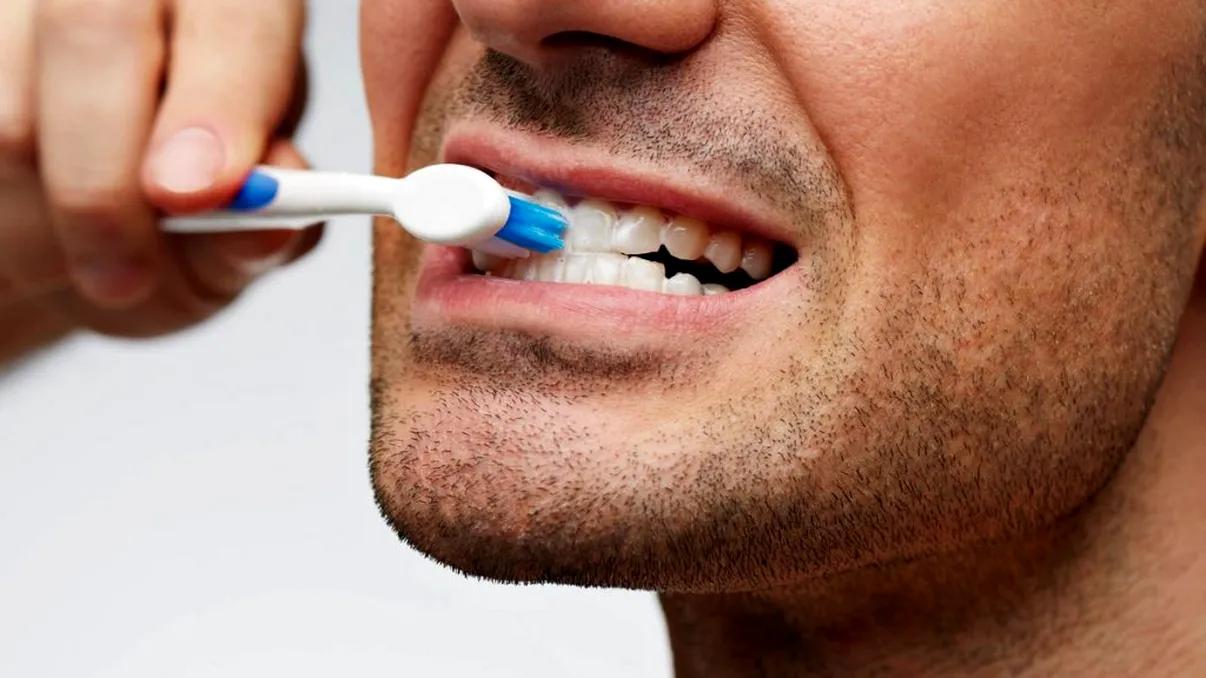 Greșeala pe care toți românii o fac când se spală pe dinți. Atenție mare!