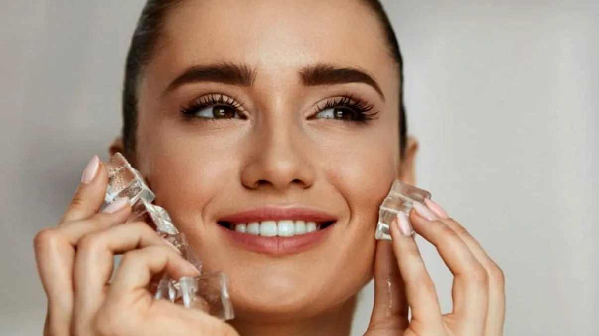 Și-a pus gheață pe față, zi de zi, timp de o lună. Efectele de după sunt miraculoase!