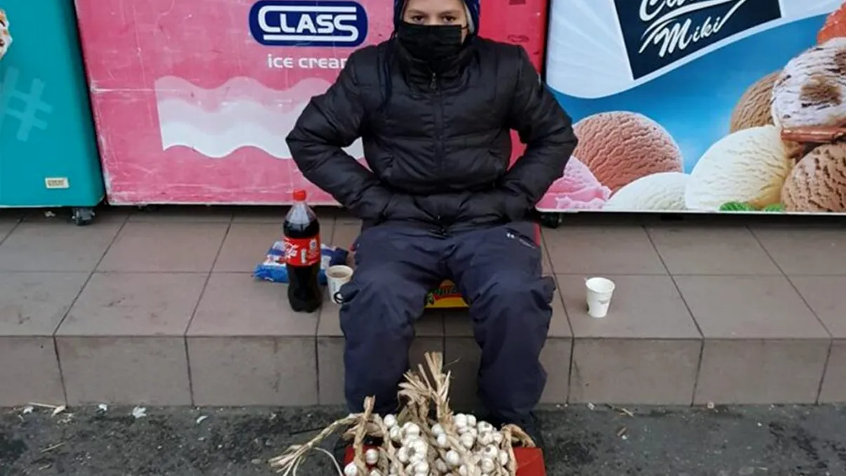 Caz ciudat la Pitești. Un elev de clasa a șasea care vindea usturoi pe stradă, ridicat de oamenii legii. Totul s-a întâmplat după o postare pe Facebook