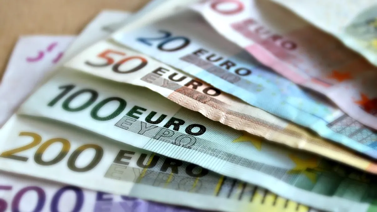 Curs BNR pentru vineri, 4 decembrie 2020. Ce se întâmplă cu moneda europeană astăzi -UPDATE