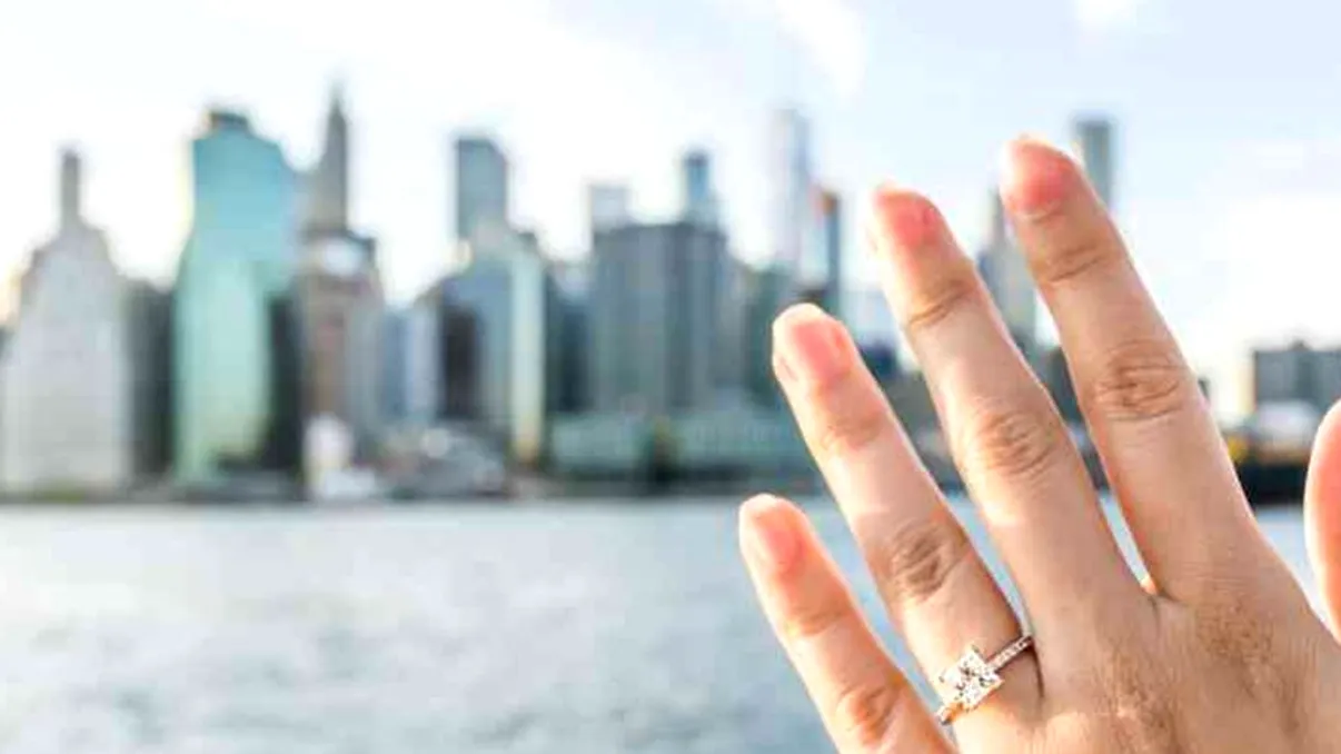 Marele cântăreț român se însoară! A cerut-o de soție la New York, chiar în ajunul Crăciunului