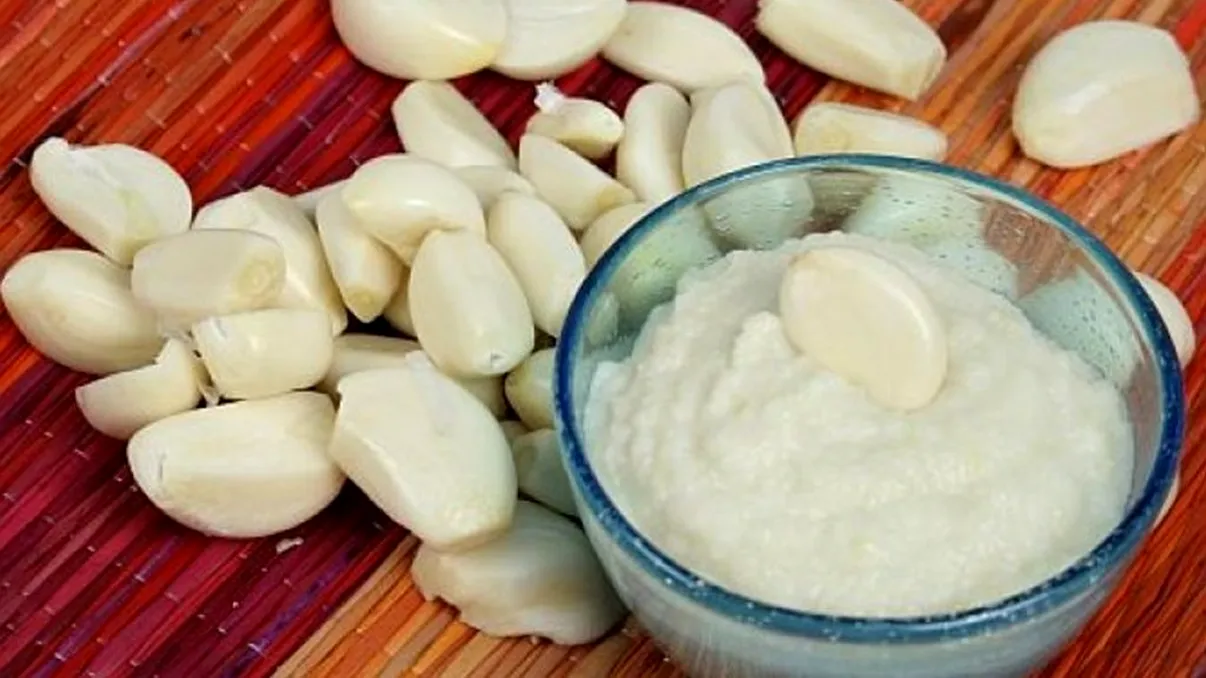 Secretul celui mai bun mujdei de usturoi. Așa se prepară corect, de fapt, și îl poți tine mai mult în frigider