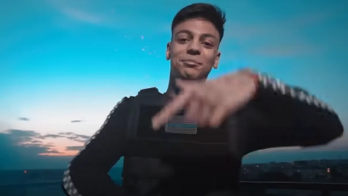 Tânăr din București, vizitat de mascați acasă după o postare pe TikTok. Ce facea în video