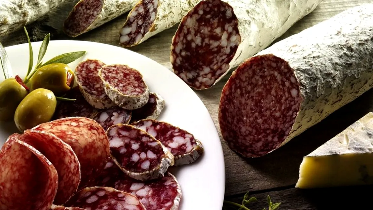 Cum faci salam de Sibiu la tine acasă. Secretul preparării corecte a acestui mezel