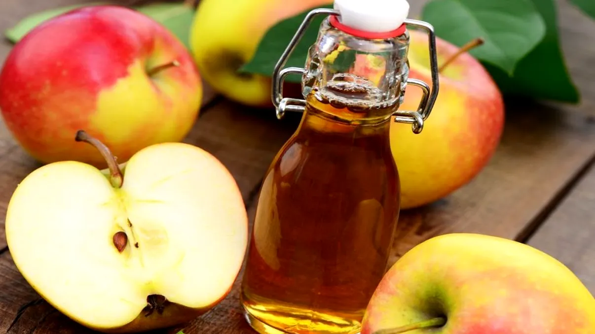 A stropit prin curte cu oteț și a rămas uimit de rezultat. Ce s-a întâmplat în câteva zile