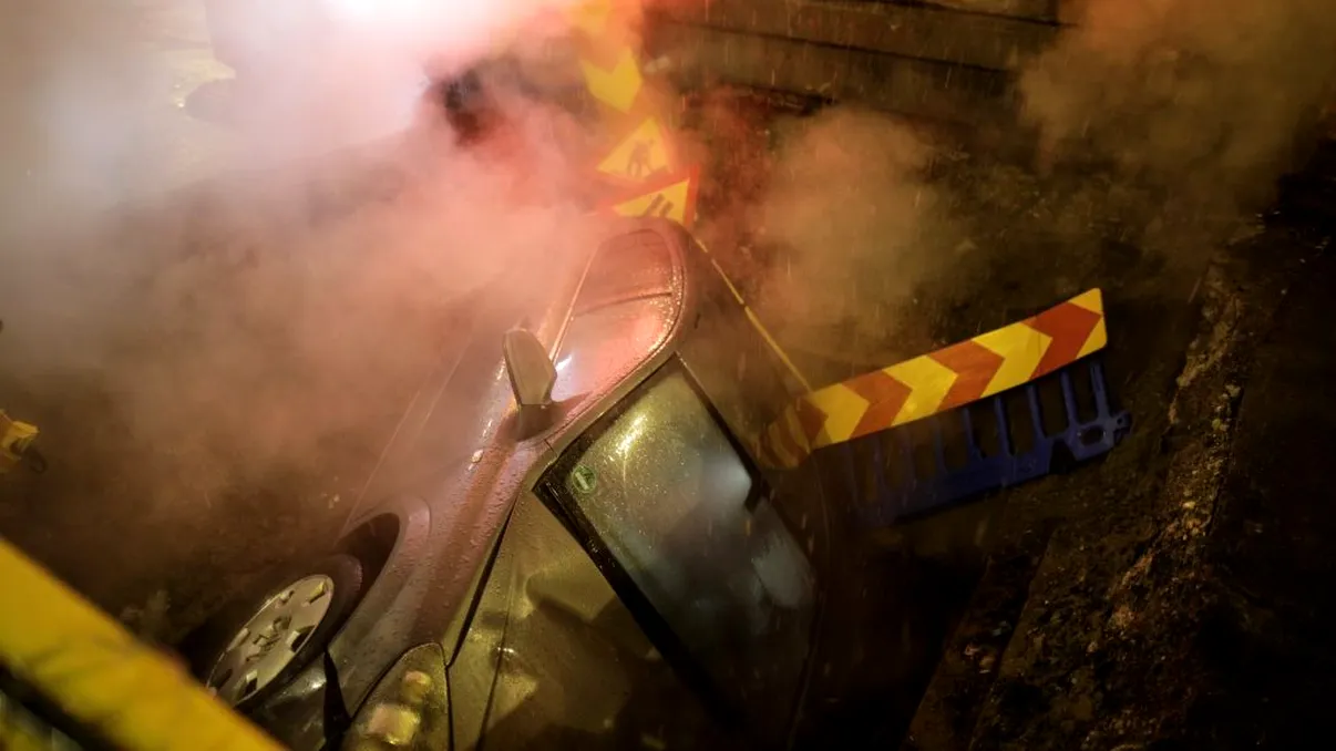Străzile din București, teren minat pentru șoferi. Accident grav după ce o mașina a căzut într-o groapă nesemnalizată. Cine este de vină