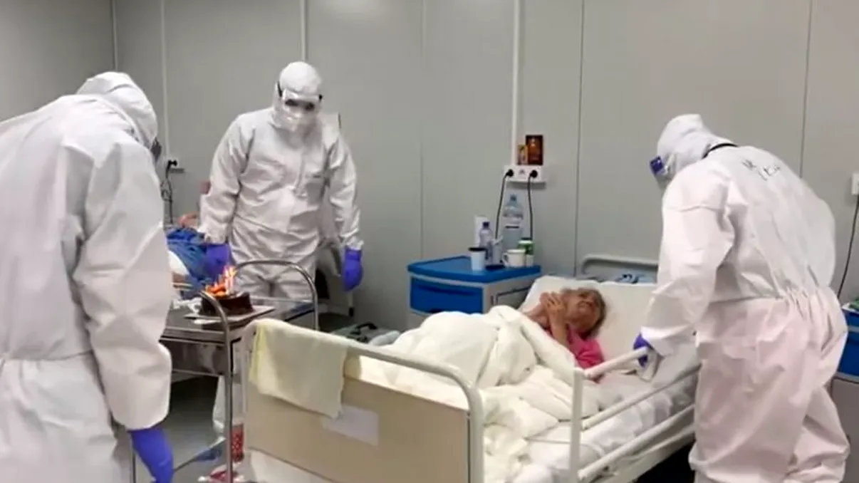 Video emoționant. Pacientă în vârstă de 94 de ani, sărbătorită la Spitalul Covid din Lețcani. Ce surpriză i-au pregătit medicii