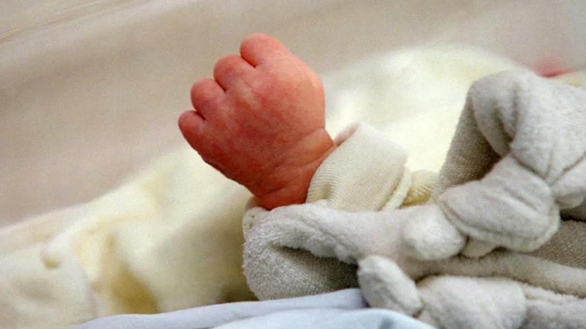 Bebeluș mort în chinuri groaznice la două zile după naștere. Părinții îndurerați cer să se facă dreptate