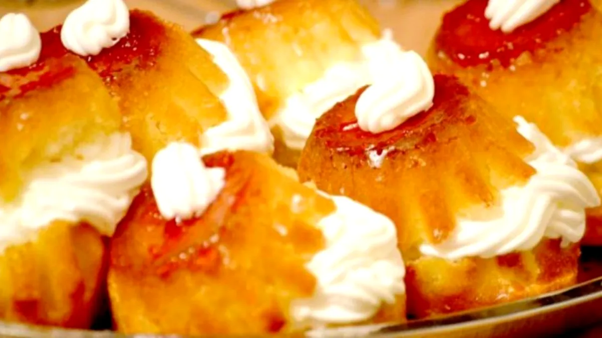 Cum faci acasă cele mai bune savarine. Ingredientul care nu trebuie să lipsească