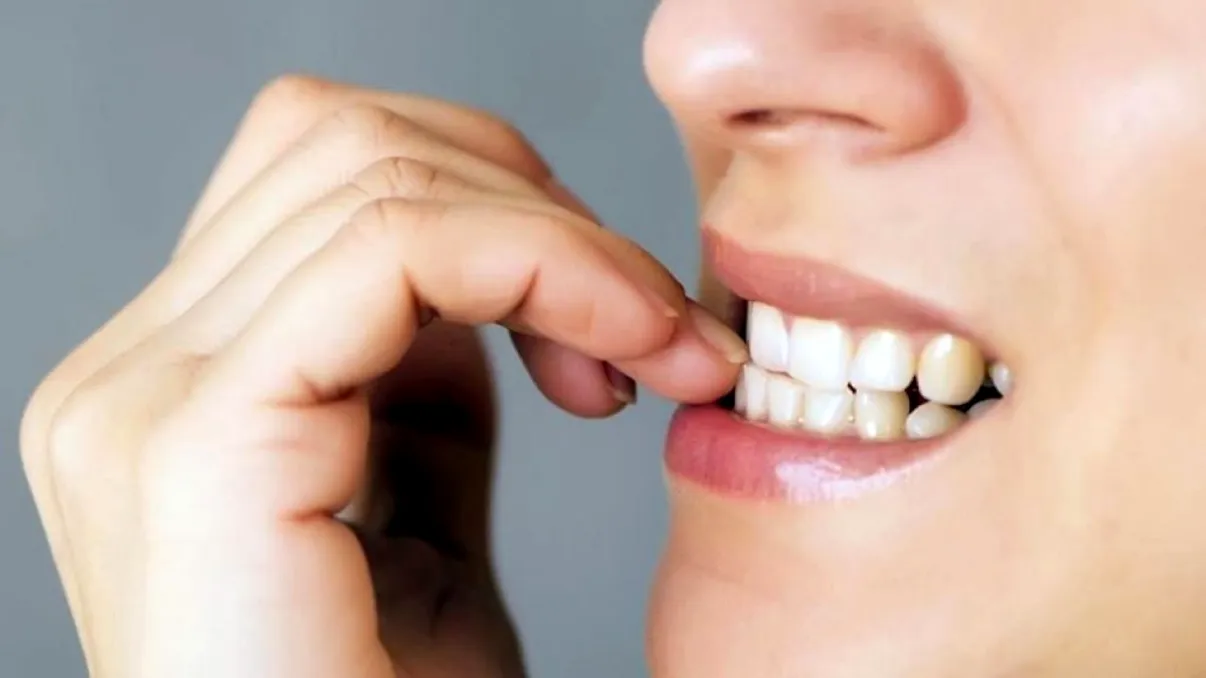 Îți rozi unghiile des? Ce spune, de fapt, acest obicei periculos despre tine, ca om