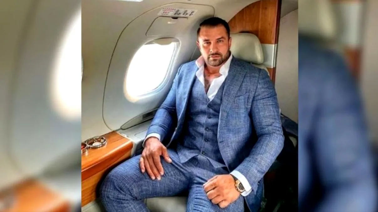 Sosia lui Alex Bodi e senzațională. Cum arată cântărețul din România care îi seamănă leit