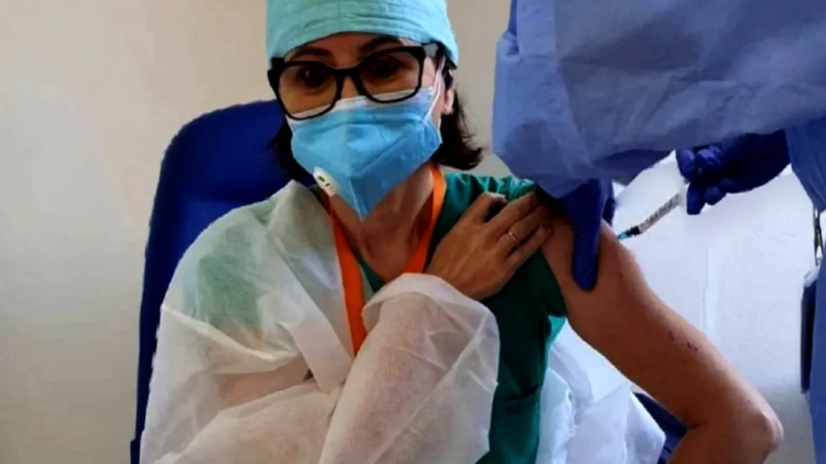 Soția unei vedete din România s-a vaccinat anti-covid-19. Ce a pățit în primele 24 de ore