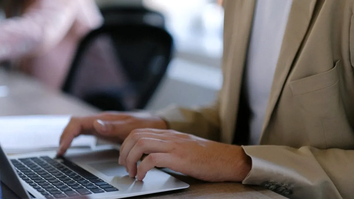 Bărbații, în mare pericol din cauza laptopului. Specialiștii trag un mare semnal de alarmă