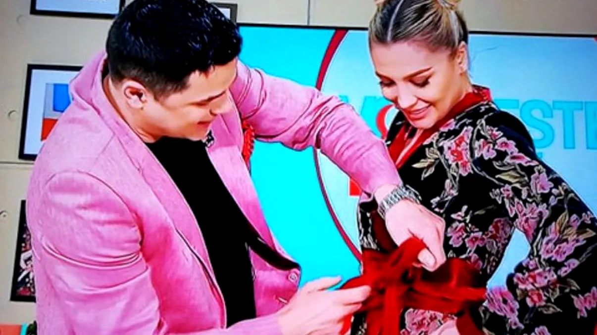 Cove a dezbrăcat-o pe Lora în direct, la PRO TV. Ce avea pe sub haine, de fapt