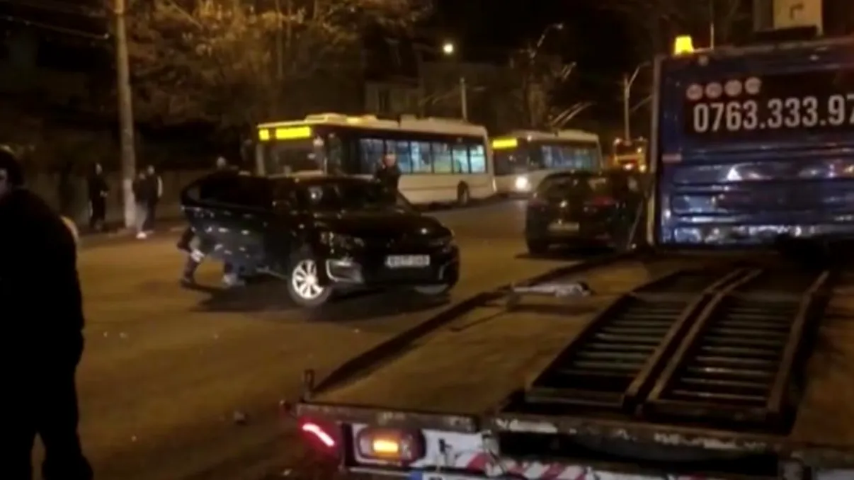 Accident grav în București. Trei mașini, făcute praf din cauza unei greșeli banale. În ce stare se află victimele