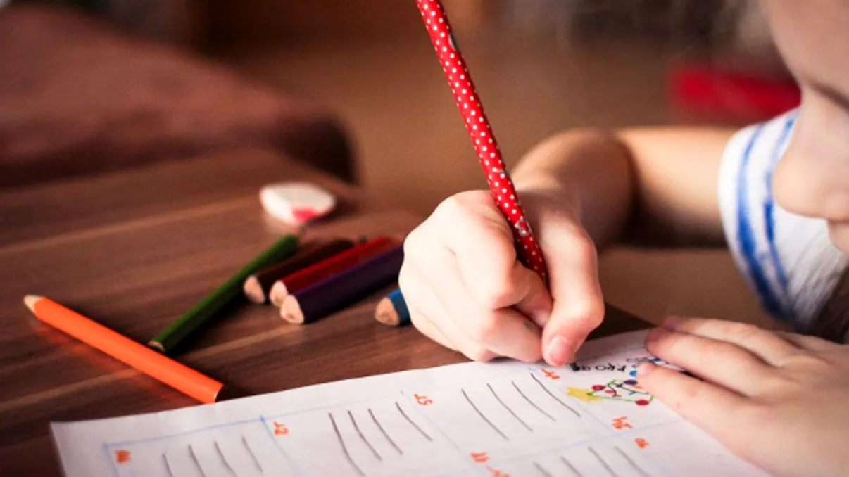 Cum scapi de cursurile online, de fapt. O fetiță de 8 ani știe cum să fenteze școala