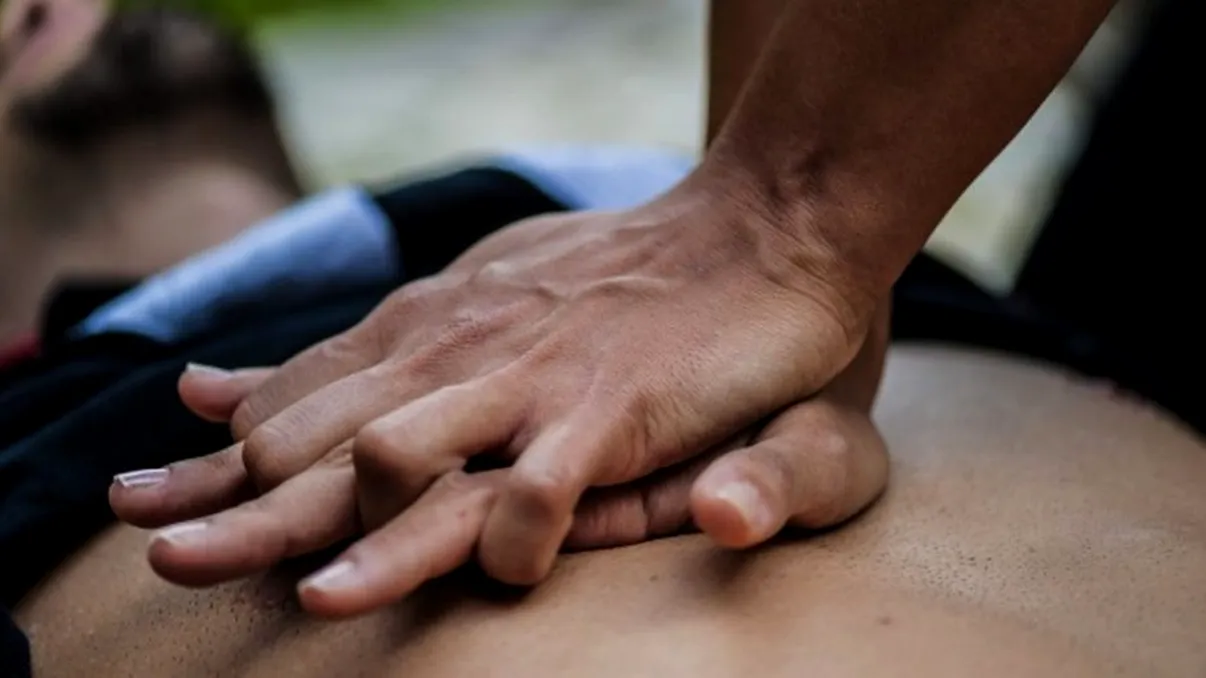 Resuscitarea cardiopulmonară. Cum se execută corect, de fapt. Așa poți salva vieți