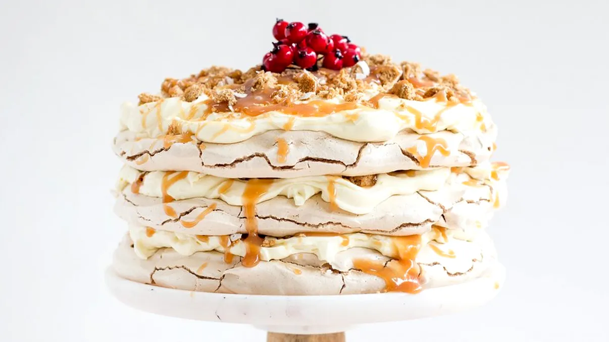 Desert de casă: tort Pavlova. Secretul pentru a face crusta clară și moale